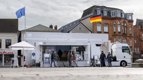 truck_platz_fahnen_bild