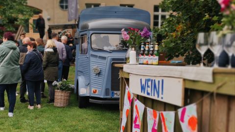 Bluhms Delikat_Landmarkt 25092022 (1)_Tartes und Kuchen von Sophie Junghans am Foodtruck