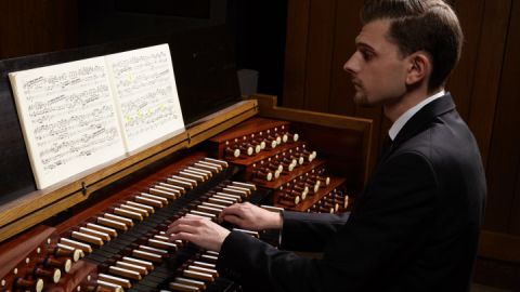 Vincent Knüppe an der Orgel