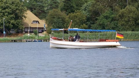 Barkasse Regulus vor der Burgwallinsel