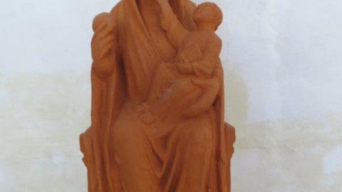 wolkwitzer-madonna-nachbildung-in-ton-gerti-bauer-steht-in-wolkwitz